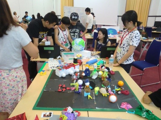 Making handicraft works by cooperation of youths whose language and culture are different